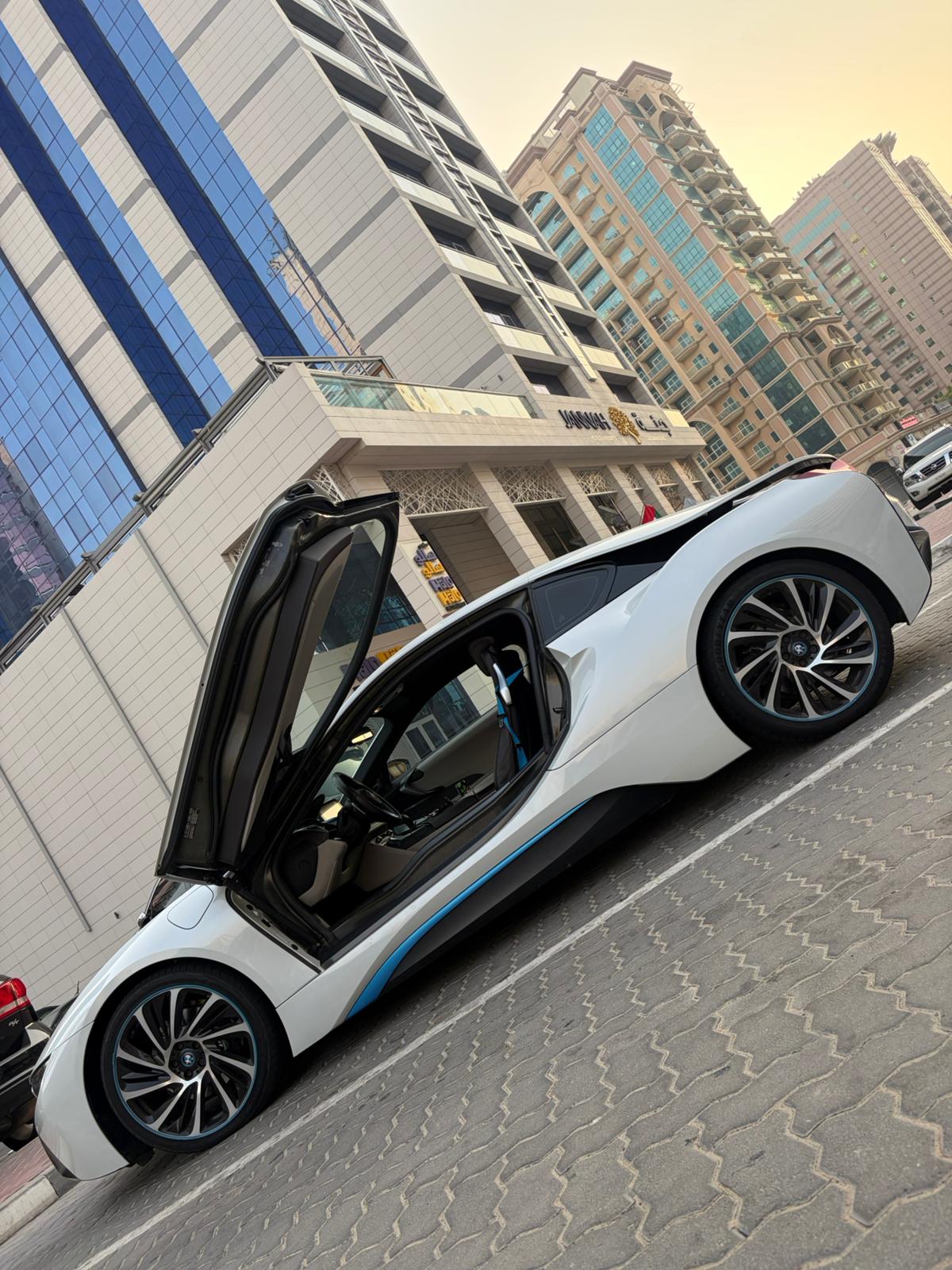 BMW i8, view 2, Dubai