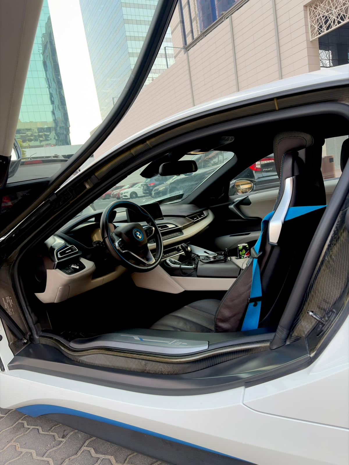 BMW i8, view 4, Dubai