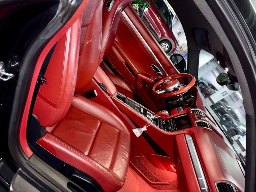Porsche Cayman GTS black, interior rear seats