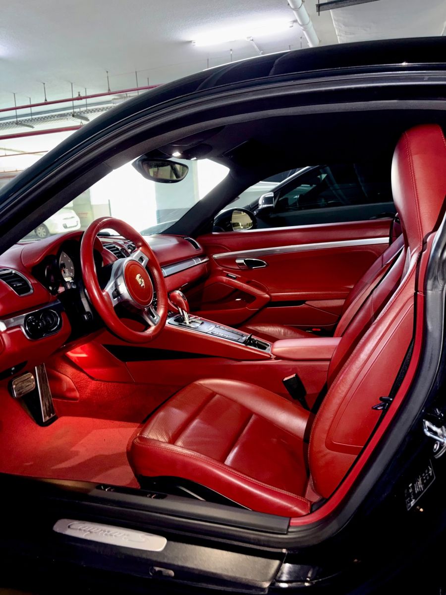Porsche Cayman GTS black, interior steering wheel